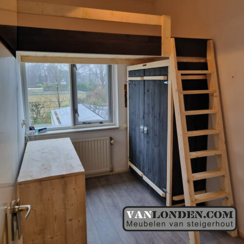 Steigerhouten vide met kast en bureau Bommel (Steigerhouten bureaus op maat gemaakt) Steigerhouten vide met kast en bureau Bommel (Steigerhouten bureaus op maat gemaakt)